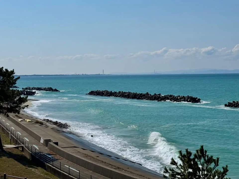 滑川の海岸。階段状の護岸に波が寄せ、沖には消波ブロックが並んでいる